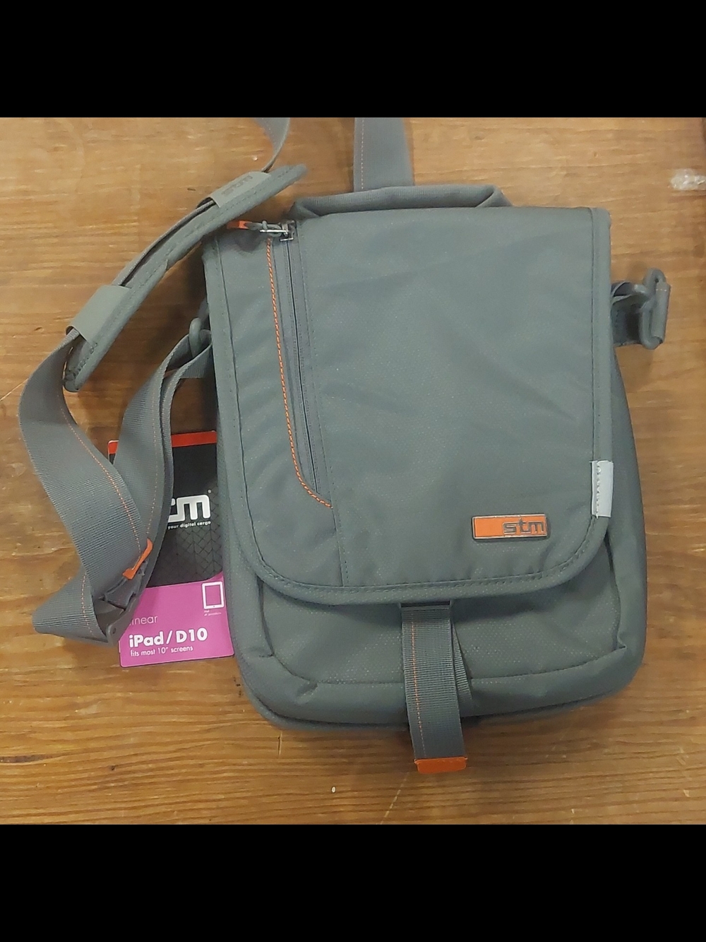 STM Linear tablet messenger bag